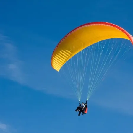 Tandem-Paragliding von der Seite