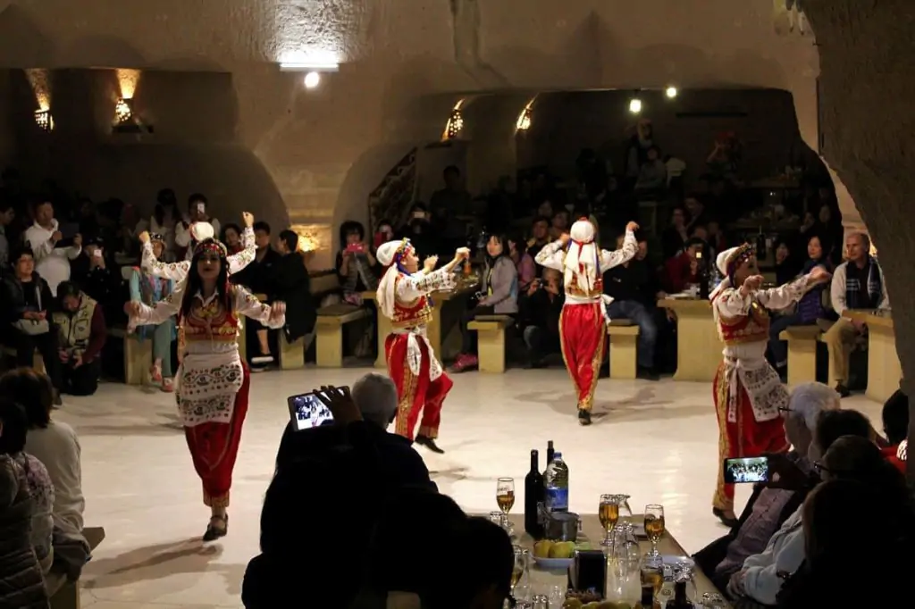 Türkische Nacht in Kappadokien mit Abendessen und Hoteltransfer