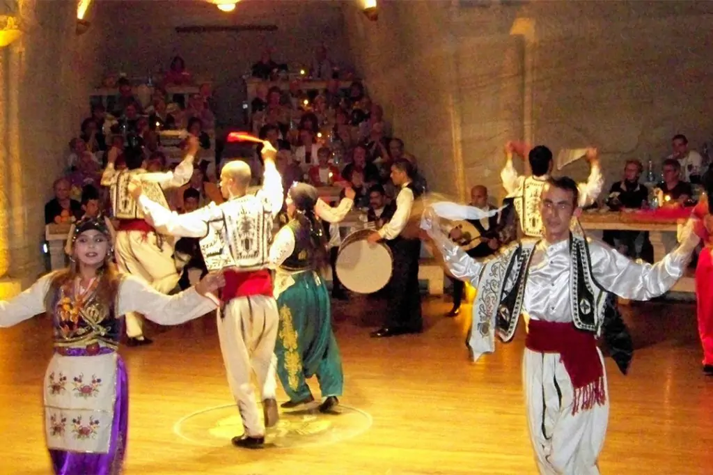 Kappadokien Türkische Nacht mit Abendessen im ''UranosRestaurant'' mit Transfer