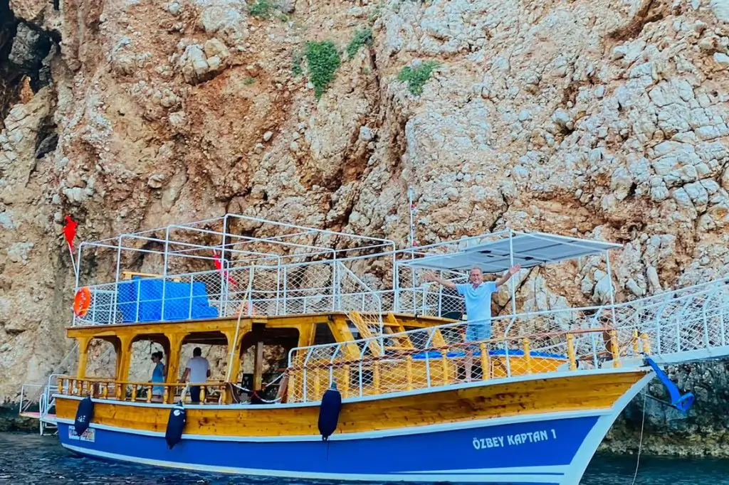 Antalya Suluada Özbey Căpitanul Suluada Özbey Excursie cu barca