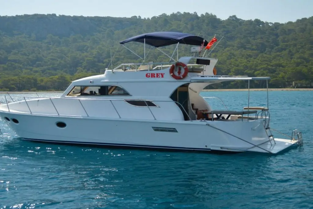 Boat Tour: Grey – VIP Daily & Sunset Tours
