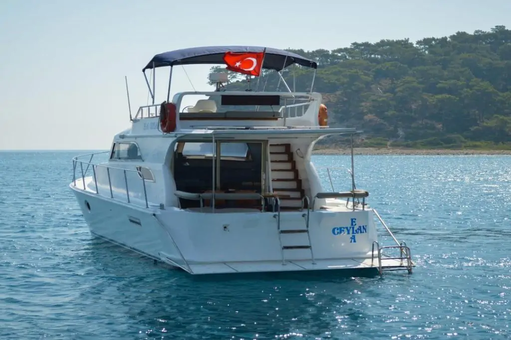 Boat Tour: Grey – VIP Daily & Sunset Tours