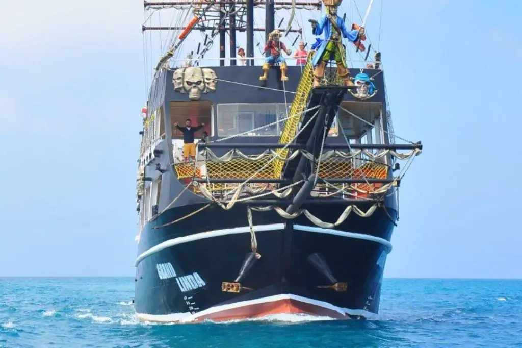 Island Tour: Grand Linda Pirate Boat Adventure