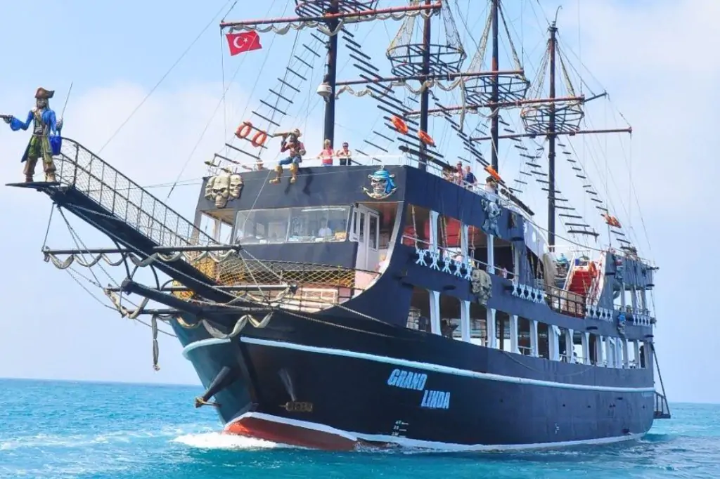 Island Tour: Grand Linda Pirate Boat Adventure