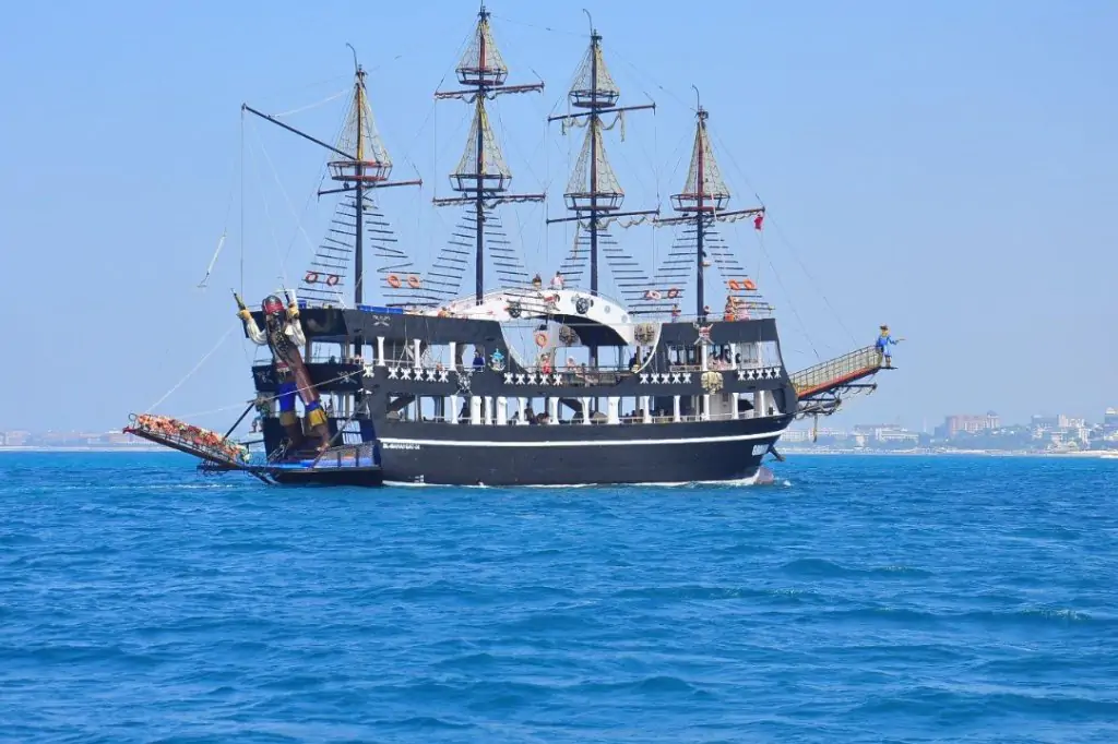 Island Tour: Grand Linda Pirate Boat Adventure