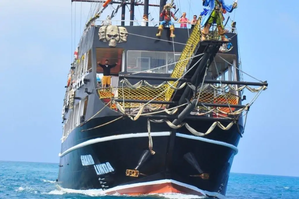 Island Tour: Grand Linda Pirate Boat Adventure
