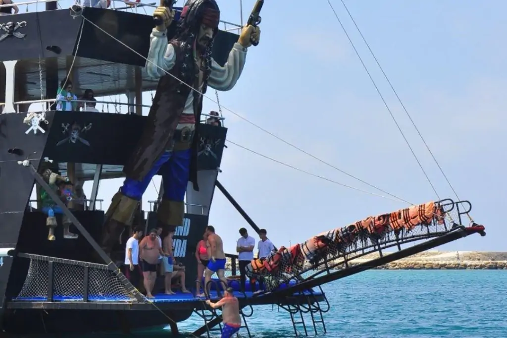 Island Tour: Grand Linda Pirate Boat Adventure
