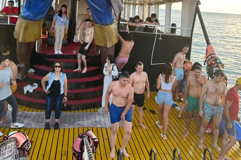 Island Tour: Grand Linda Pirate Boat Adventure
