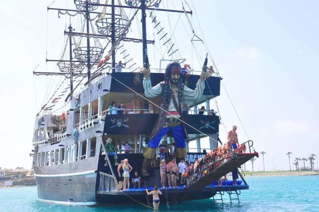 Island Tour: Grand Linda Pirate Boat Adventure