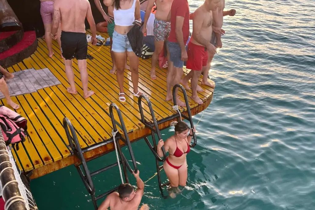 Island Tour: Grand Linda Pirate Boat Adventure