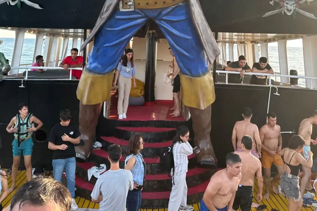 Island Tour: Grand Linda Pirate Boat Adventure