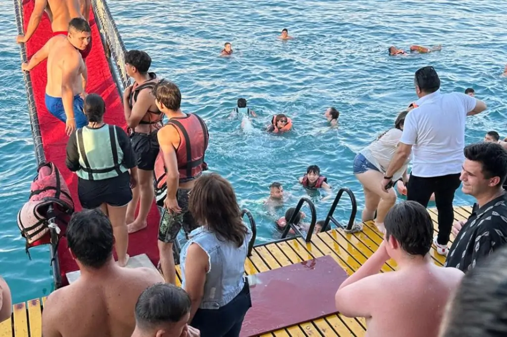 Island Tour: Grand Linda Pirate Boat Adventure