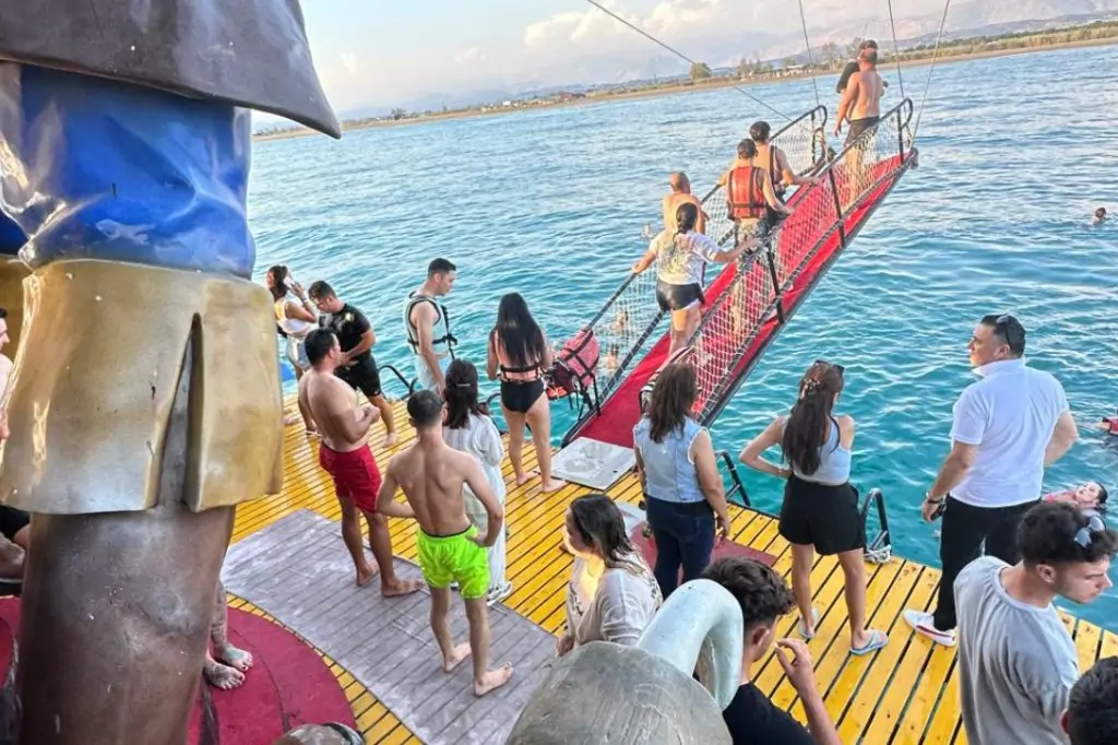 Island Tour: Grand Linda Pirate Boat Adventure