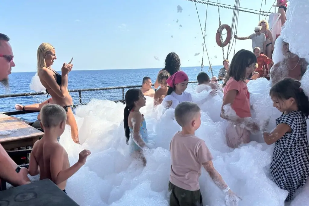 Island Tour: Grand Linda Pirate Boat Adventure