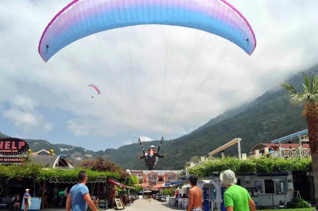 Gleitschirmfliegen über Ölüdeniz' atemberaubend blauem Himmel