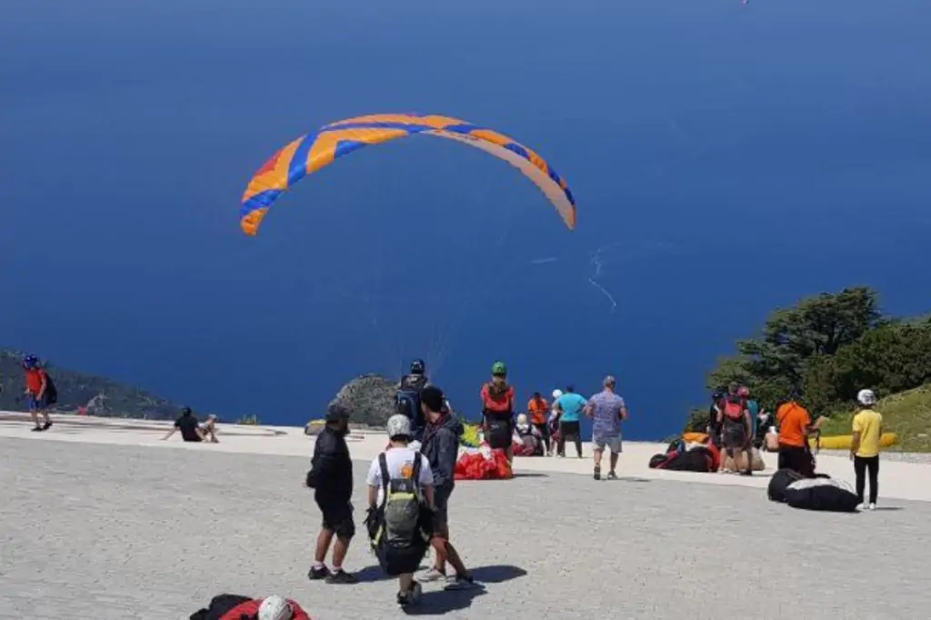 Gleitschirmfliegen über Ölüdeniz' atemberaubend blauem Himmel