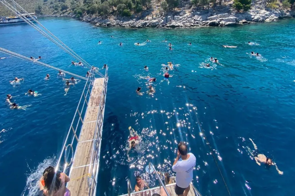 O zi de neuitat în paradisul ascuns din Fethiye: Turul cu barca al celor 12 insule
