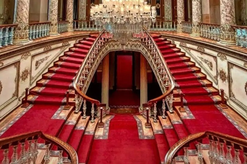 Eine Reise ins Herz von Istanbul: Eine ganztägige Dolmabahçe-Palast- und Bosporus-Tour