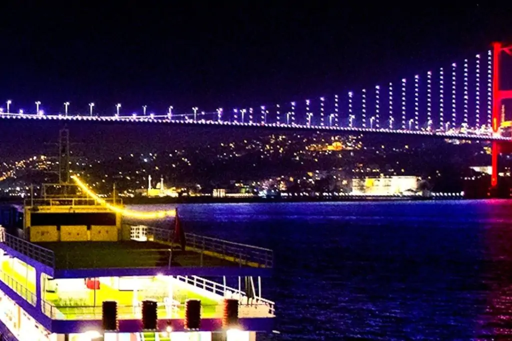 O seară magică în Istanbul: cină de noapte turcească și croazieră pe Bosfor