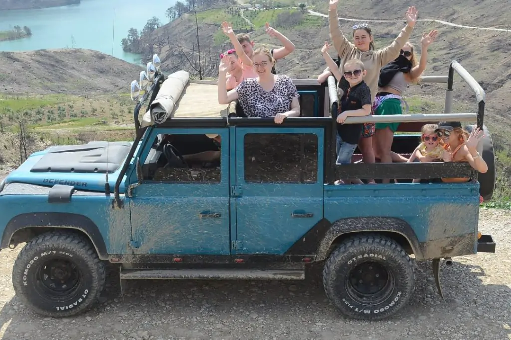 Ein unvergeßlicher Tag in der Natur: Jeep Safari & Bootstour Abenteuer
