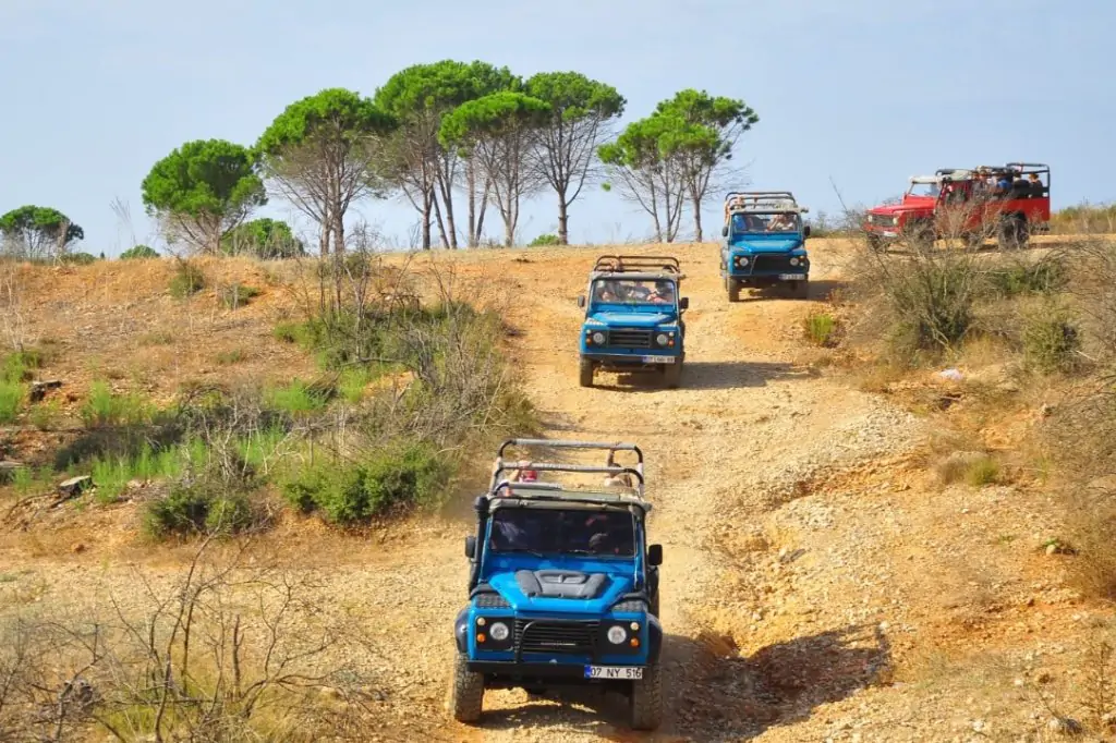 Ein unvergeßlicher Tag in der Natur: Jeep Safari & Bootstour Abenteuer