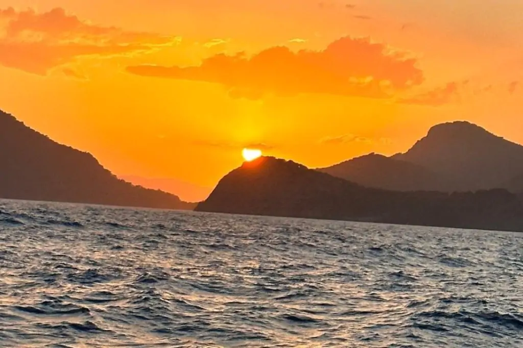 A Journey to the Hidden Paradises of the Aegean: An Unforgettable Boat Tour Experience