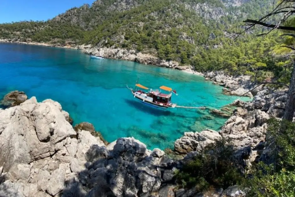 A Journey to the Hidden Paradises of the Aegean: An Unforgettable Boat Tour Experience