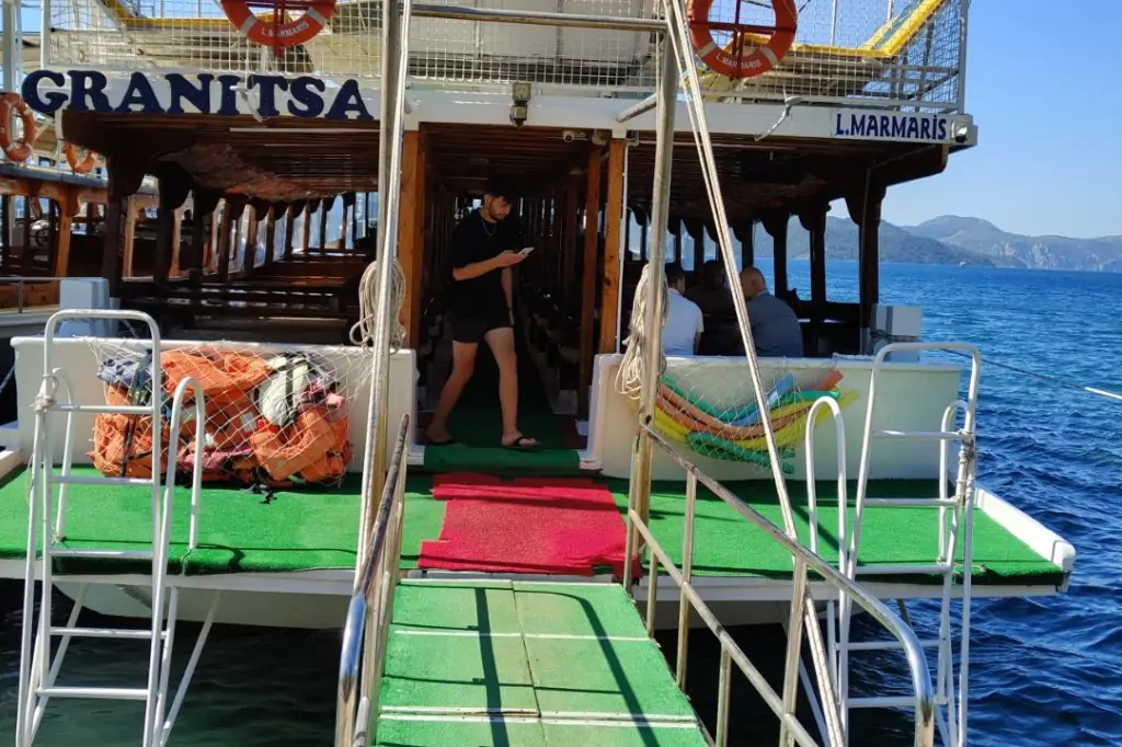 Discover the Hidden Paradises of the Aegean: An Unforgettable Boat Tour Experience with Granitsa