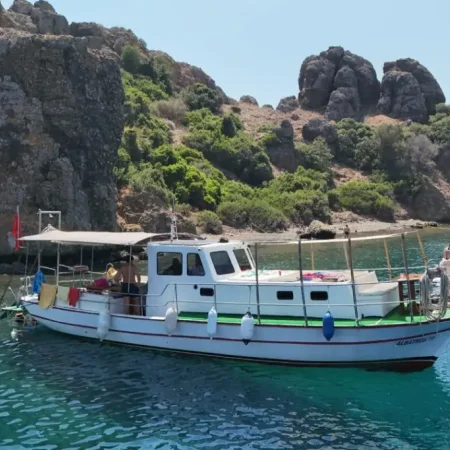 Descoperiți bijuteriile ascunse ale Mării Egee: Tur privat cu barca cu ALBATROS 48