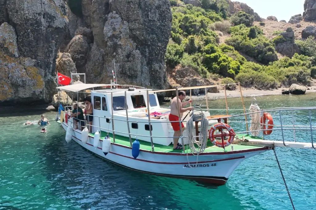Descoperiți bijuteriile ascunse ale Mării Egee: Tur privat cu barca cu ALBATROS 48