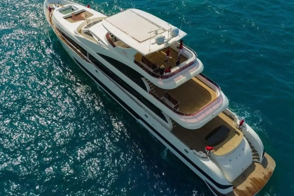 A Day at the Peak of Luxury: Legendary Superyacht Experience in Dubai