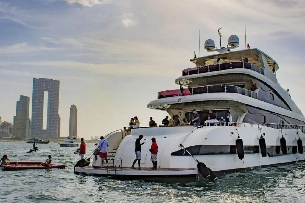 A Day at the Peak of Luxury: Legendary Superyacht Experience in Dubai