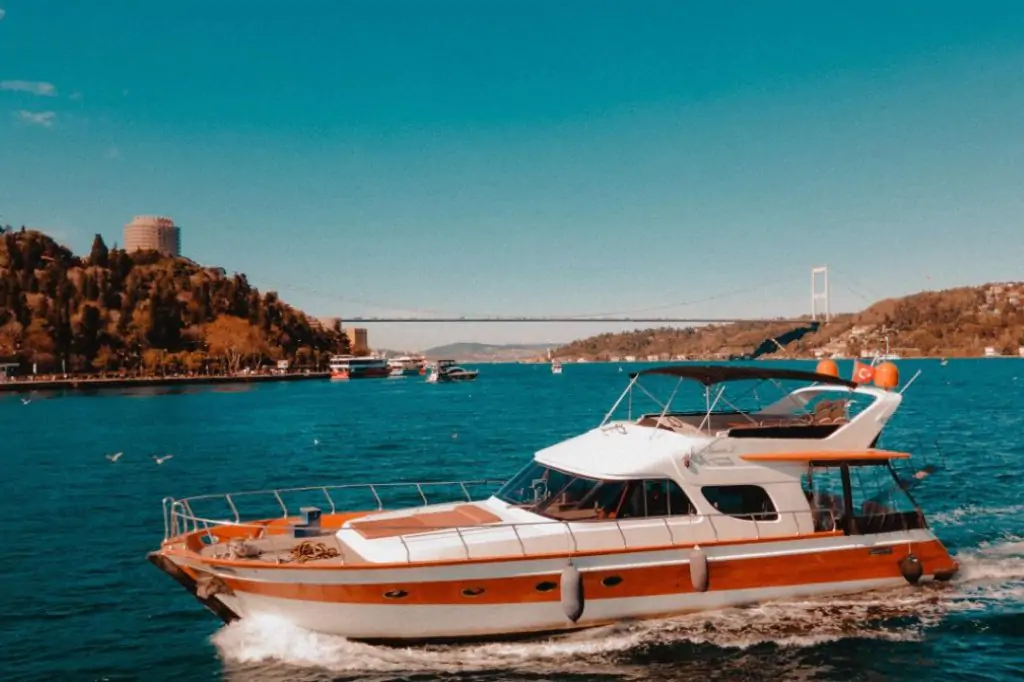 Eine unvergessliche Reise auf dem Bosporus: Private Istanbul-Tour mit Almira Yacht