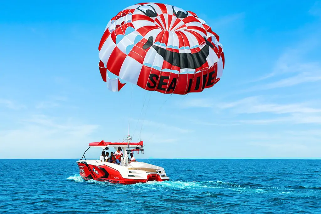 Dubai: Palm View and JBR View Parasailing Experience