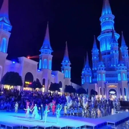 Spectacol de noapte în parcul The Land of Legends din Antalya/Belek