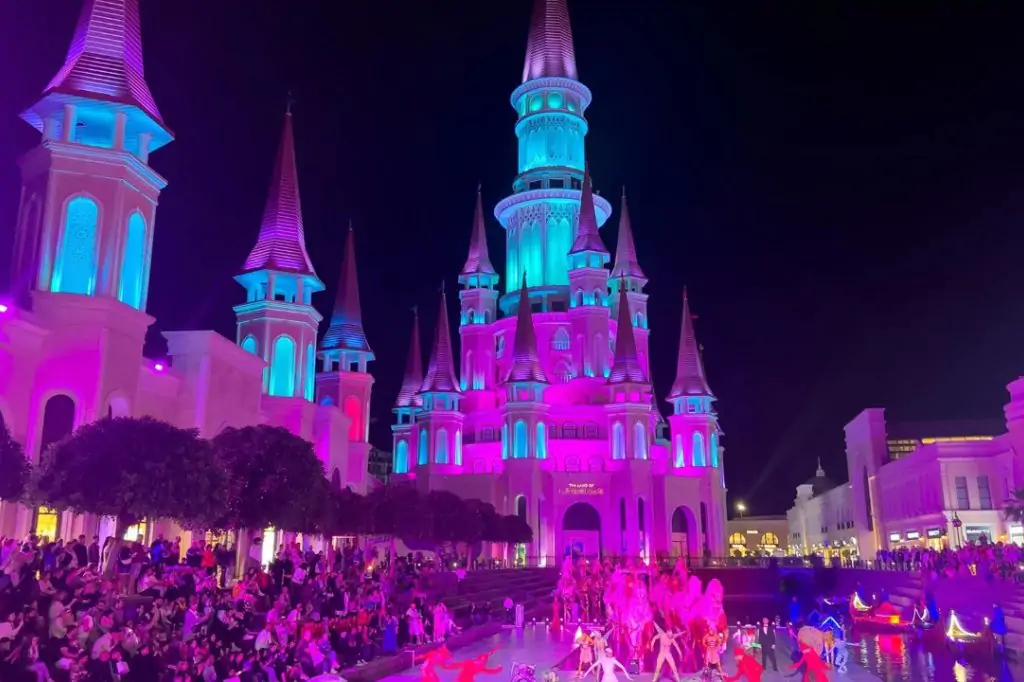 Spectacol de noapte în parcul The Land of Legends din Antalya/Belek